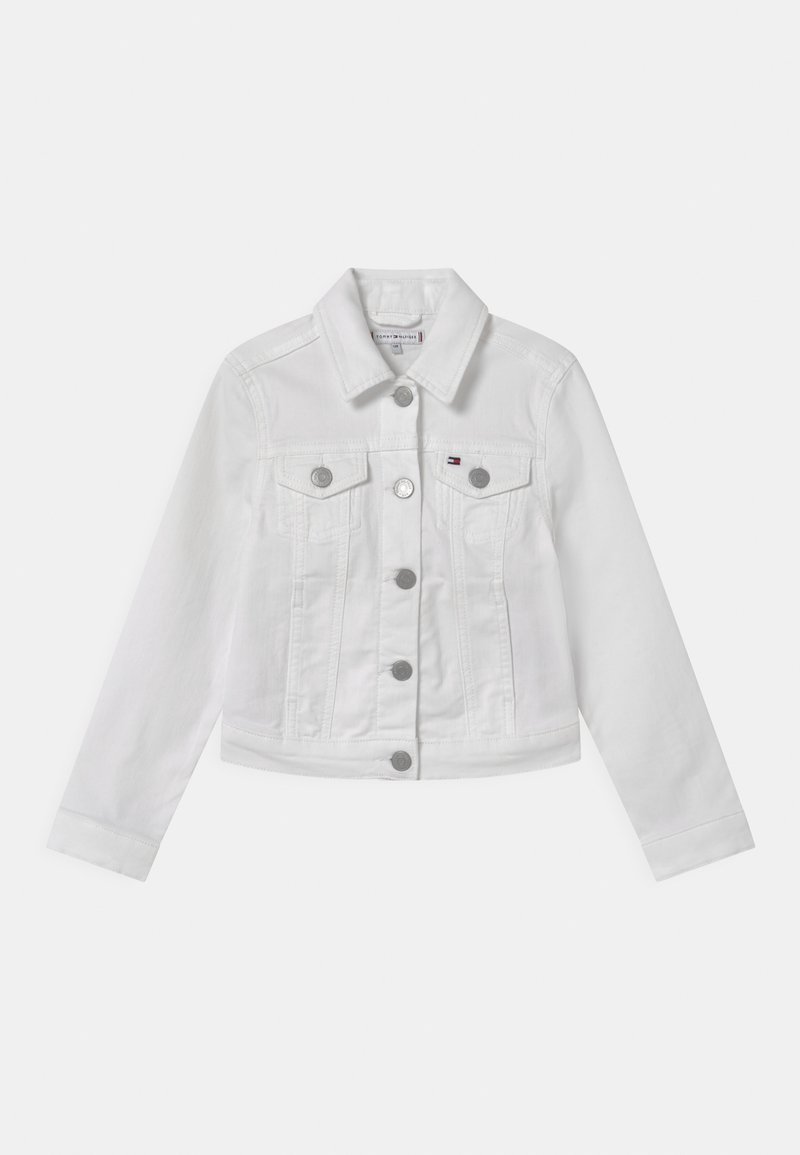 Chaqueta de mezclilla blanca con mangas largas, cierre de botones en el frente, dos bolsillos en el pecho y un diseño corto. Presenta herrajes en tono plateado y costuras mínimas.