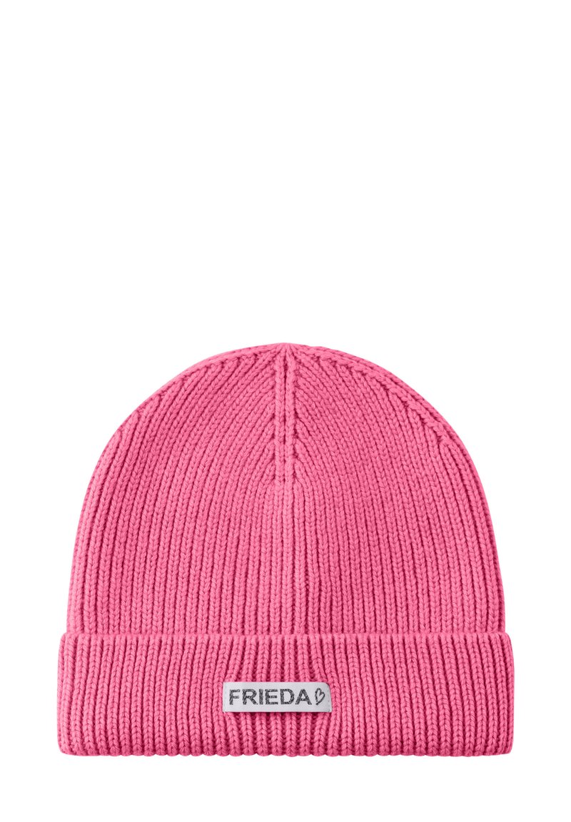 Roze gebreide beanie met een ribbelstructuur, omgeslagen rand en een rechthoekig label met de naam "FRIEDA" in contrasterende kleur.