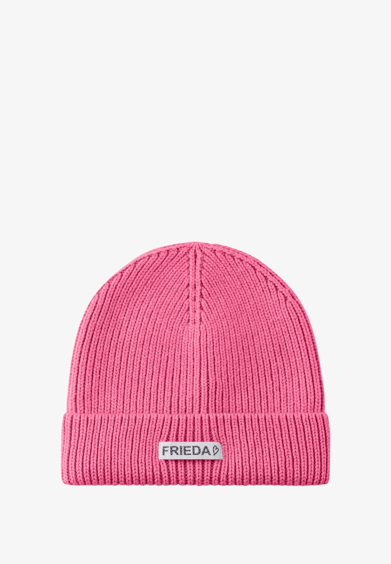 Roze gebreide beanie met een ribbelstructuur, omgeslagen rand en een rechthoekig label met de naam "FRIEDA" in contrasterende kleur.