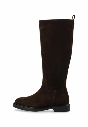 Botte haute en daim marron foncé avec une semelle noire plate et un passant à l'arrière, vue de côté sur fond blanc.