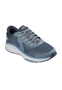 Zapatilla deportiva azul con parte superior de malla, suela de goma y media suela acolchada. Presenta una punta redondeada y costuras tonales con el logo de la marca.