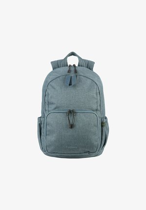 Sac à dos en tissu bleu avec deux bretelles, poche frontale zippée et finition texturée. Il présente un logo en bleu clair en bas.
