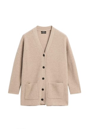 Beige gebreide cardigan met een V-hals, lange mouwen en twee steekzakken. Voorzien van zwarte knopen en ribbeltextuur over de gehele lengte.