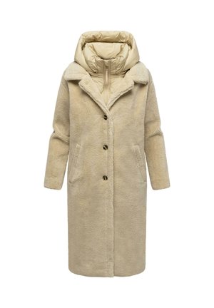Manteau en fausse fourrure beige avec une capuche matelassée amovible, des manches longues, deux poches avant et des boutons foncés. Texture douce et design mi-long.