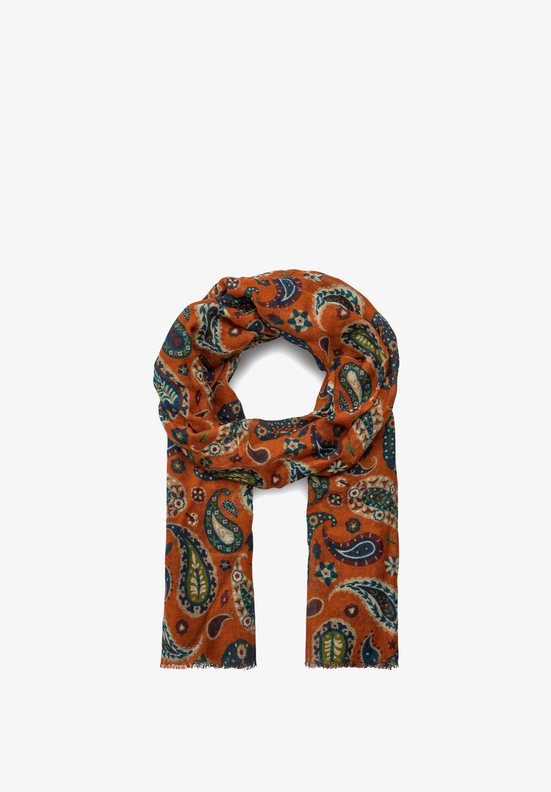 Rostfarbener Schal mit blau-grünen und cremefarbenen Paisley- und Blumenmustern, locker geschlungen mit fransigen Rändern auf weißem Hintergrund.