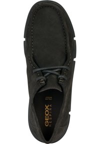 Chaussure en daim noir à bout arrondi, coutures contrastantes et lacets fins. Dispose d'une semelle texturée et d'un logo "GEOX RESPIRA" à l'intérieur.