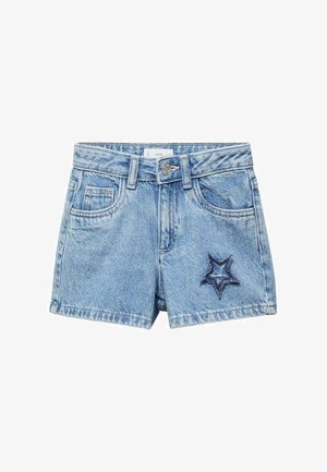 Lyseblå denimshorts med forlommer, bæltestropper og et syet stjernemærke på højre ben.