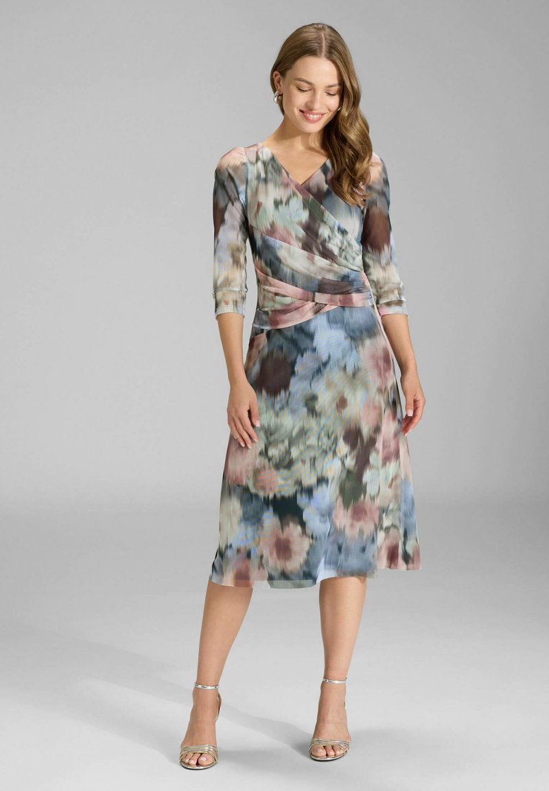 Bloemen wikkeljurk met driekwartmouwen, uitgevoerd in een mix van pasteltinten, een V-hals en een vloeiende silhouet tot halverwege de kuit.