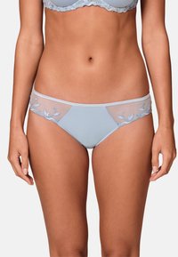 Sous-vêtements bleu clair avec des panneaux latéraux en dentelle, ornés de broderies florales sur les bords. Tissu doux et lisse avec un design ajusté.