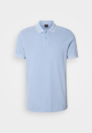Lichtblauw polo-shirt van katoen, met een klassieke kraag, twee knopen, korte mouwen en een subtiele logo op de borst.