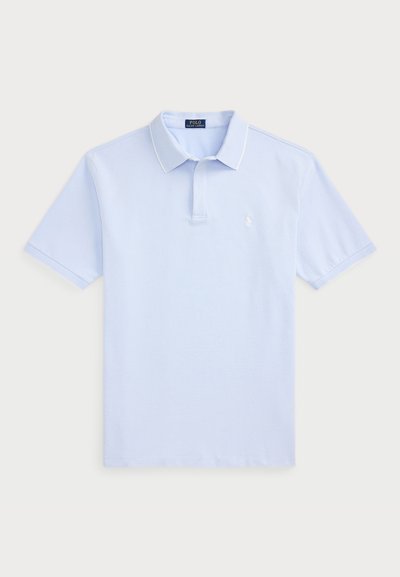 Polo din bumbac de culoare albastru deschis, cu mânecă scurtă, guler clasic, accente albe și un logo mic pe partea stângă a pieptului.