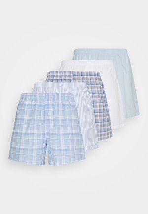 Ensemble de cinq paires de boxers pour hommes dans des teintes de bleu, blanc et gris clair ; comprend des motifs à carreaux et rayés avec une taille élastique.