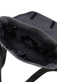 Szara torba na ramię z tkaniny, z zapinaną na zamek wewnętrzną kieszenią, czarnym podszyciem, dwoma zewnętrznymi paskami na rzep, trwały materiał, prosty design.