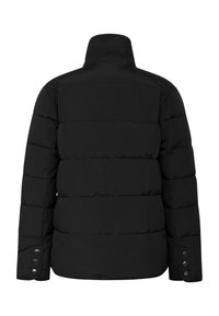 Svart pufferjacka med hög krage, quiltat mönster och tryckknappar på ärmsluten. Slät textur och strömlinjeformad silhuett.