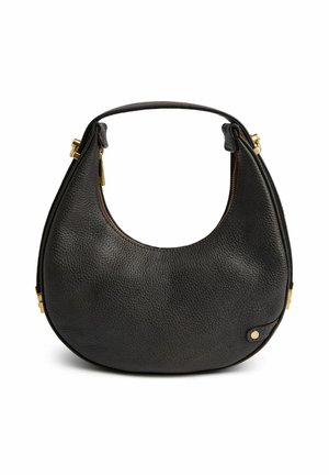 Geantă semilunară din piele neagră granulată, cu mâner superior și fermoar și accente metalice aurii.