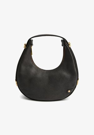 Sac à main en cuir noir à grain biseauté en forme de croissant avec une poignée supérieure, une fermeture éclair et des accessoires dorés.