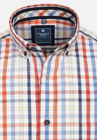 Karierter Hemd mit einer Mischung aus roten, blauen und beigen Quadraten. Button-down-Kragen und marinefarbige Knopf-Akzente. Weicher Baumwollstoff.