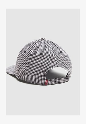 Zwart-witte geruite baseballpet met verstelbare band en een klein rood Levi's-label aan de achterkant op een effen achtergrond.