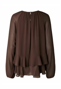Blouse marron à manches longues avec encolure froncée, fermeture goutte d'eau boutonnée au dos et ourlet à volants superposés, en tissu léger.