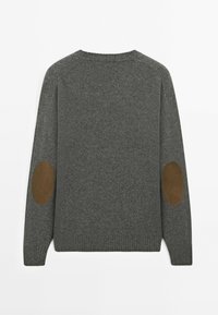 Maglione grigio con scollatura tonda, polsini e orlo a coste, dotato di toppe in pelle marrone sui gomiti di entrambe le maniche. Texture morbida.