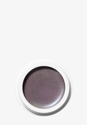 Ombre à paupières crème violet foncé scintillante dans un récipient rond blanc sur un fond blanc uni.