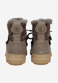 Bottines marron avec un design en cuir de serpent texturé, doublure en fourrure grise douce, accents métalliques et une semelle en caoutchouc beige robuste.