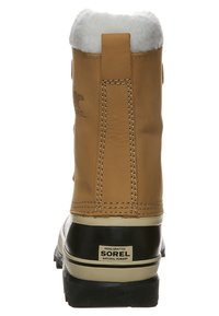 Sorel-Winterstiefel mit einem Obermaterial aus braunem Leder, weißem Kunstfellfutter und einer schwarzen Gummisohle. Verfügt über Steppnähte und ein Markenetikett.