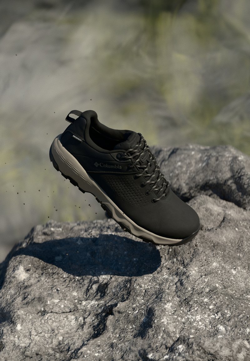 Schwarzer Laufschuh mit Mesh-Obermaterial, strukturiertem Oberflächenfinish und Gummisohle; bietet ein niedriges Profil und eine verstärkte Zehenkappe.