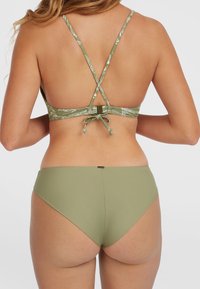 Bikini vert olive avec un dos à motifs, des bretelles croisées ajustables et un détail de fermeture noué au dos. Tissu au toucher lisse.