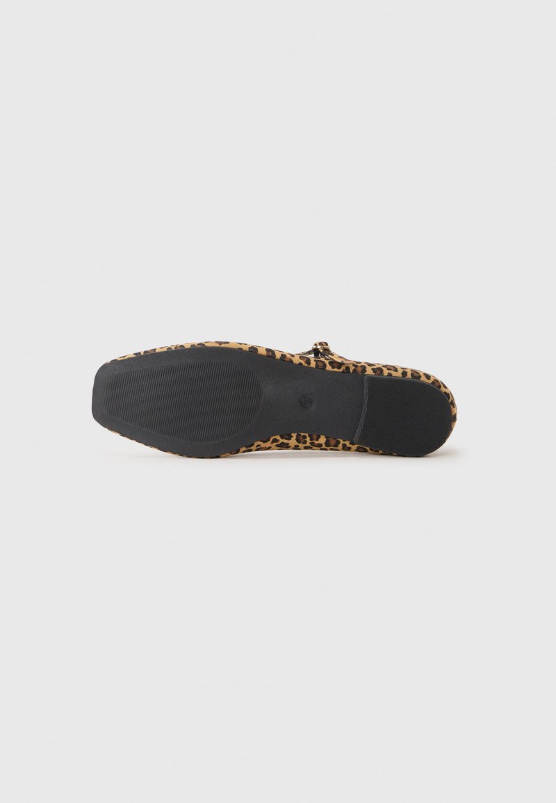 Chaussure plate à imprimé léopard avec une semelle en caoutchouc noire. Présente un bout arrondi et un dessus lisse avec un motif texturé.
