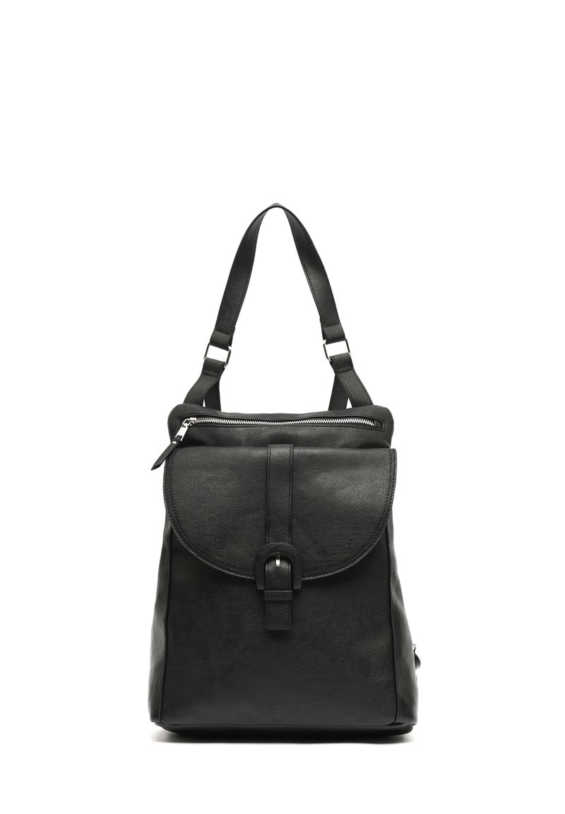 Črn usnjen nahrbtnik s zaobljenim pokrovom, z zadrgo na vrhu in nastavljivimi trakovi. Ima sprednji detajl s sponko in gladko teksturo.