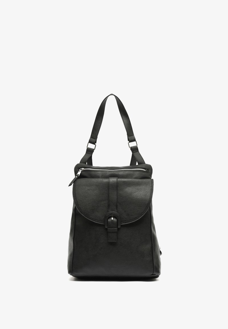 Črn usnjen nahrbtnik s zaobljenim pokrovom, z zadrgo na vrhu in nastavljivimi trakovi. Ima sprednji detajl s sponko in gladko teksturo.