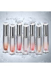 Seks leppomade-rør med gradientfarge, fra klar til nyanser av rosa, oransje og beige. Metallisk hette med logo-akcent.