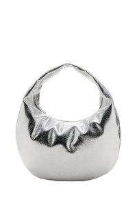 Metalna srebrna torbica za roke zaobljenega oblika, z nabranimi površinskimi teksturami in ukrivljenim ročajem za nošenje.