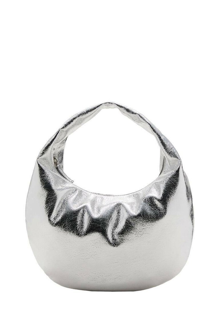 Metalna srebrna torbica za roke zaobljenega oblika, z nabranimi površinskimi teksturami in ukrivljenim ročajem za nošenje.