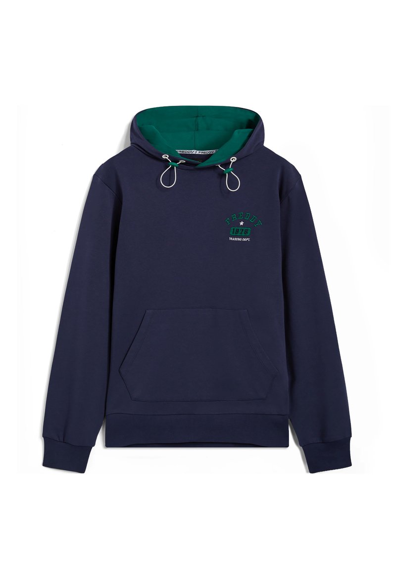 Sudadera navy con forro interior verde, capucha con cordón, bolsillo frontal y un pequeño logo en el pecho. Fabricada con un tejido suave y texturizado.