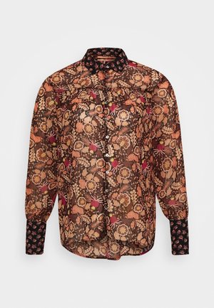 Blouse à manches longues boutonnée avec un motif floral transparent dans des tons marron, orange et rouge, avec un col et des poignets noirs contrastants ornés de petits imprimés floraux.