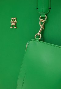 Tommy Hilfiger ICONIC TOMMY TOTE - Cabas - galvanic green