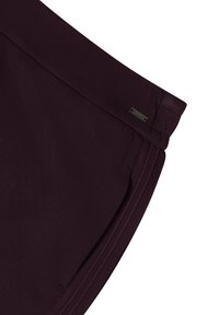 Burgundské sportovní šortky s hladkou texturou, elastickým pasem a nenápadným logem na bočním švu.