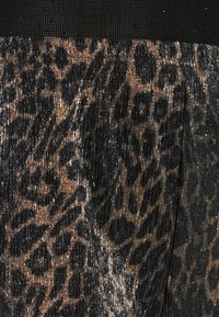 Țesătură neagră cu un model subtil de leopard metalic auriu și pliseuri fine, completată cu un brâu texturat negru.