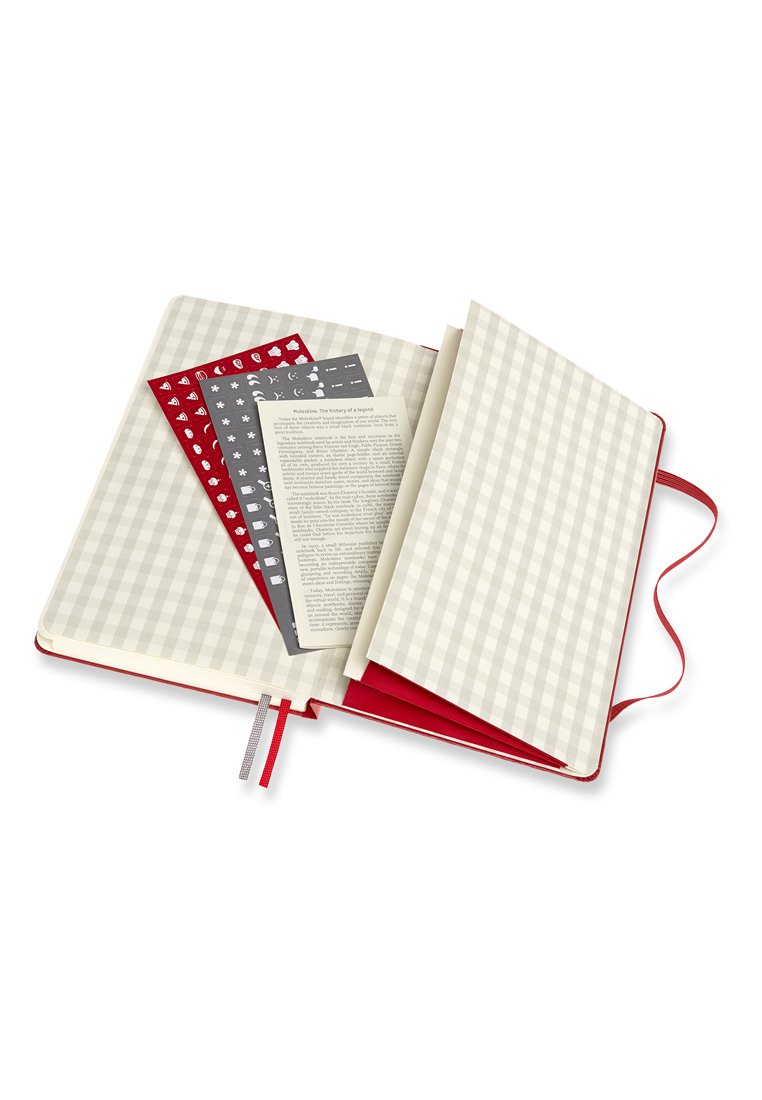 Cuaderno rojo con una tapa de patrón a cuadros, que presenta páginas rayadas y múltiples pestañas de marcadores coloridos, incluyendo diseños en blanco y gris.