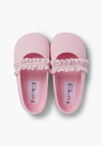 Chaussons Mary Jane en toile rose avec un accent en dentelle froncée, bout rond et semelle intérieure rembourrée. Étiquettes visibles à l'intérieur des chaussures.