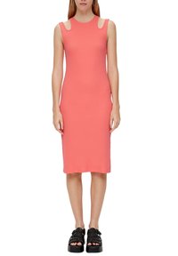 Koronkowa sukienka bez rękawów z wycięciami na ramionach, dopasowany krój, długość do kolan, wykonana z elastycznego materiału. Połączona z czarnymi sandałami na platformie.