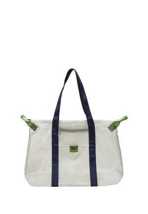 Biela sieťovaná taška typu tote s námorníckymi modrými rukoväťami a zelenými rohmi, na prednom vrecku malá zelená nášivka s logom "Casual Sport".