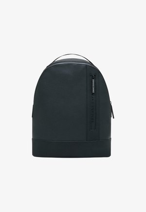 Sort glat læderrygsæk med afrundet top, front lodret lynlåslomme og Armani Exchange mærkning på lynlåstrækket.