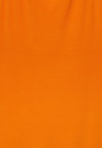 Tissu orange vif avec une texture lisse, présentant une couleur uniforme et constante, sans motifs ni accents visibles.