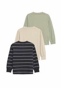 Trzy koszule z długim rękawem: jedna oliwkowa, jedna kremowa i jedna granatowa w białe poziome paski. Wykonane z miękkiej bawełnianej tkaniny.