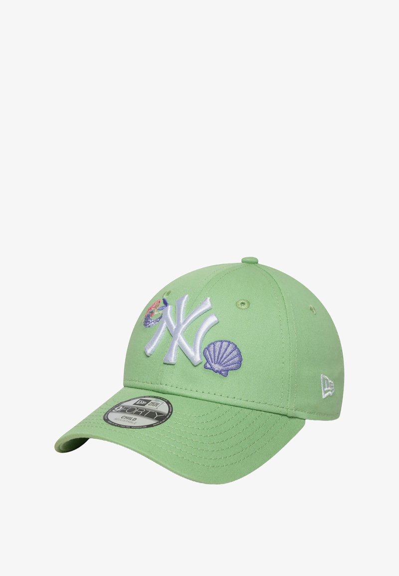 Casquette de baseball vert clair avec logo brodé des New York Yankees, motifs de coquillage et de fleur. Visière courbée et ajustement réglable.