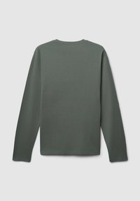Maglietta a maniche lunghe con collo rotondo di colore verde tenue, mostrata dal retro su uno sfondo grigio chiaro uniforme.