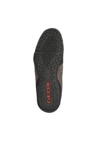 Sneaker marrone con una tomaia in mesh testurizzato, suola in gomma con pattern di aderenza circolari e logo rosso "GEOX" sul lato. Taglia 40.